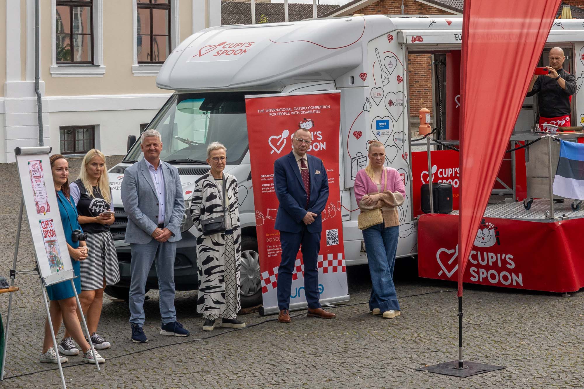 MTÜ Toetuskeskus Meiela tegevjuht Tatiana Hanson (vasakult), MTÜ Toetuskeskus Meiela juhatuse liige ja tänavuse korraldustoimkonna liige Heleri Lakur, Võru linnapea Urmas Tali, abilinnapea Kersti Kõosaar, baarmen ja kokteilimeister Tõnu Suuvere ja restorani Kolm. peakokk ja üks asutaja Katri Käremägi-Sauk võistluslava ees. FOTOD: Aigar Nagel